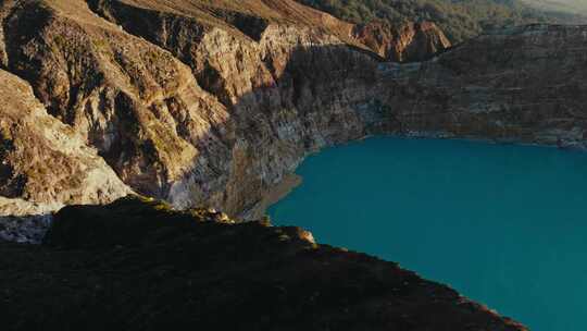 航拍印尼克里穆图火山湖