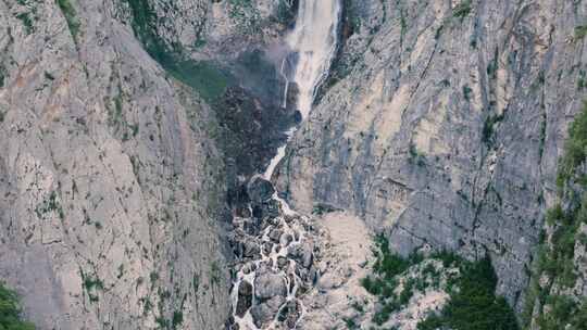斯洛文尼亚瀑布，阿尔卑斯山|4KUHD D-LOG
非常适合颜色分级！
令人惊叹的电影无人机