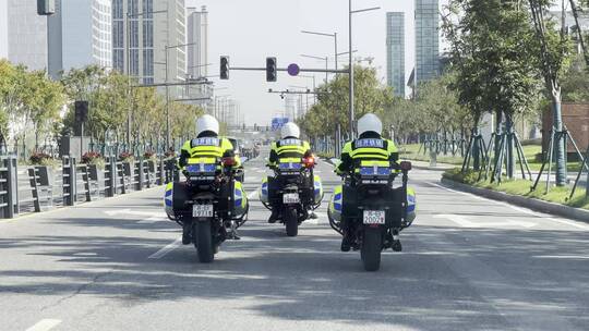交警驾驶警用摩托在城市道路上巡逻视频素材模板下载