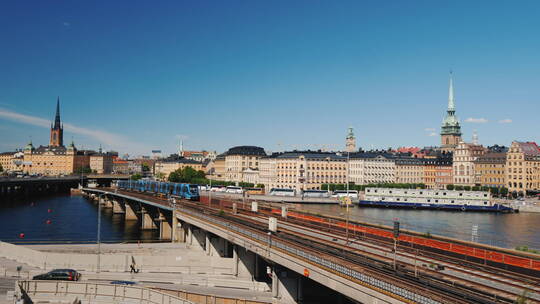 地铁列车在斯德哥尔摩城市穿过大桥
