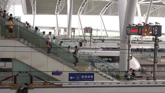 广州南站乘坐高铁的旅客合集
