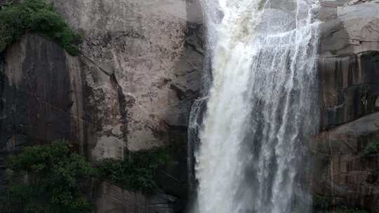 雨后泰山，飞瀑流泉