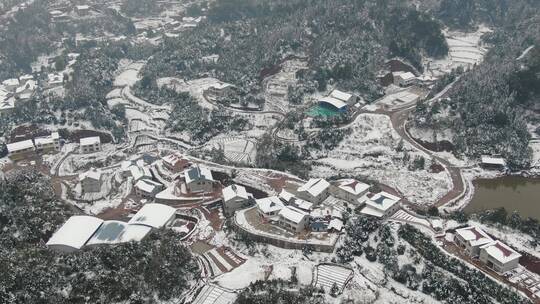 航拍南方丘陵山川森林美丽乡村雪景