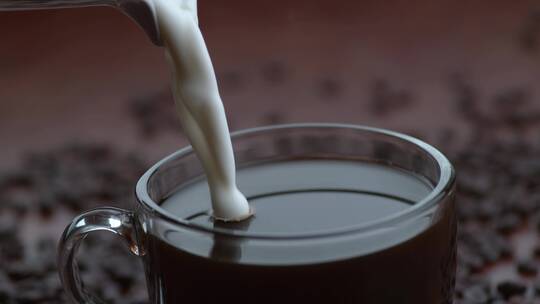 咖啡加入牛奶的慢镜头