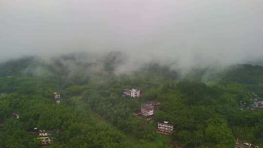 山村下雨云雾缭绕航拍景象