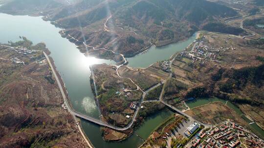 山区水库 山里崎岖的道路