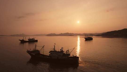 海上渔船海岛剪影滩涂日落晚霞