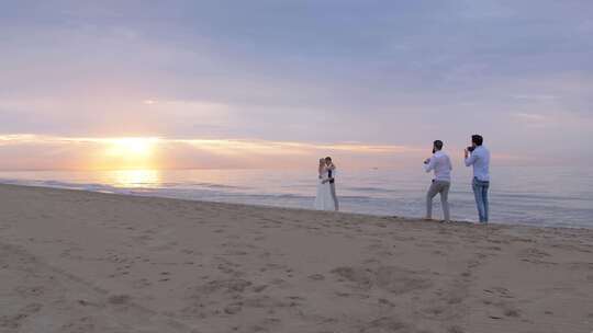情侣拍婚纱照浪漫海边视频素材模板下载