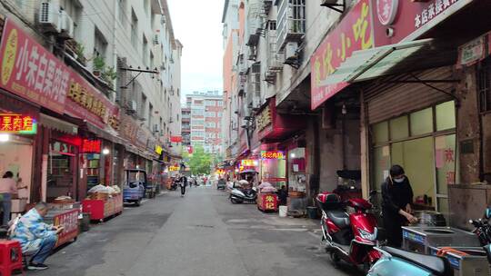 城市街道马路建筑步行街街商铺菜市场人流