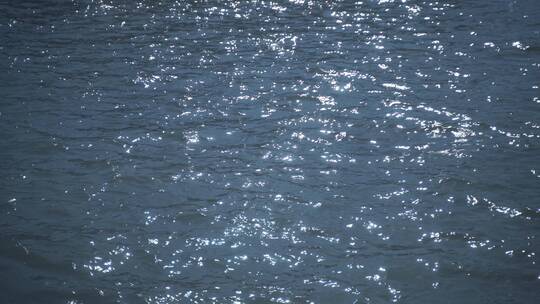移动的水面波光粼粼湖面阳光照射海水江河面