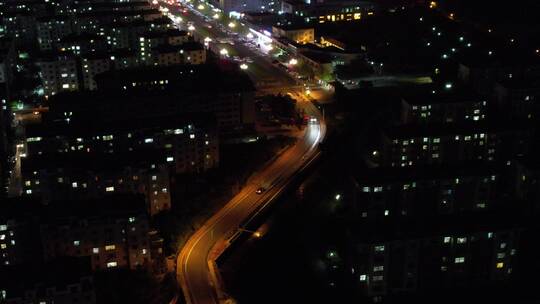 航拍威海市山东大学东门附近的夜景道路