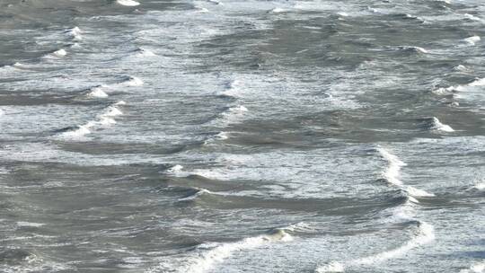 长焦航拍威海国际海水浴场的冬天海浪