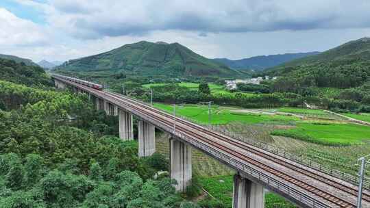 铁路高架桥火车动车穿越山林田野