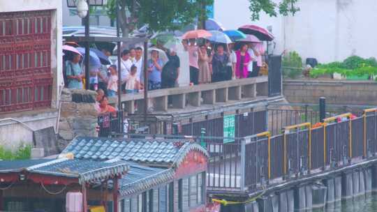 江苏苏州姑苏寒山寺江南水乡下雨季游客风景视频素材模板下载