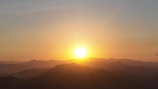 远山日出延时山峰日出航拍风景乡村日出风光