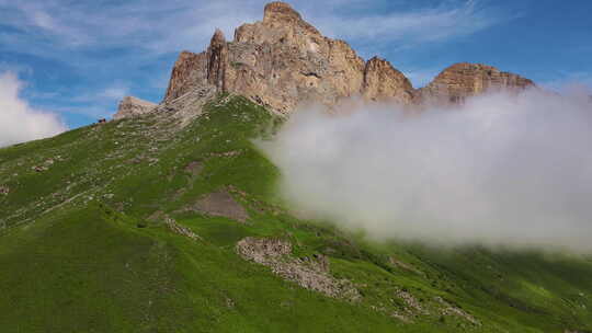 空中美丽陡峭的悬崖笼罩在云层中