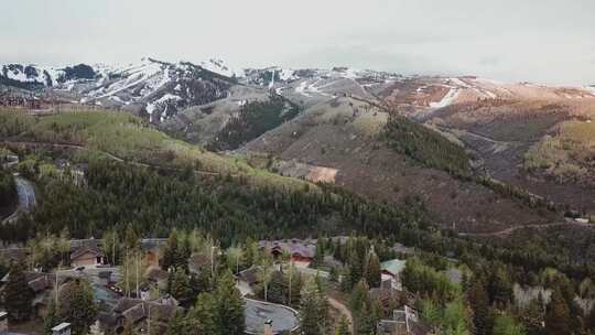 使用无人机拍摄风景和山脉的镜头