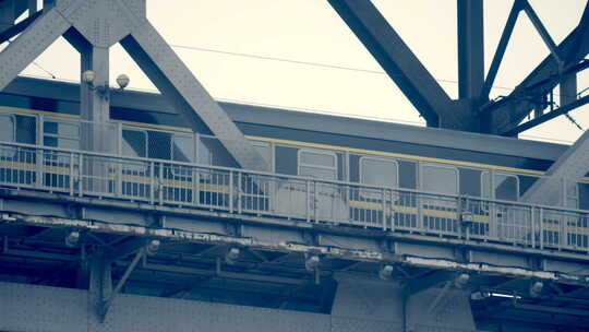 武汉长江大桥桥廊铁道火车列车开过视频素材模板下载