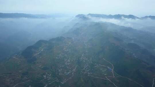 清晨云雾大山中的农村