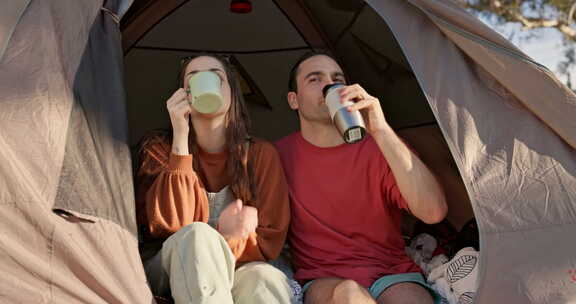 情侣，帐篷和露营与咖啡在肖像冒险在大自然
