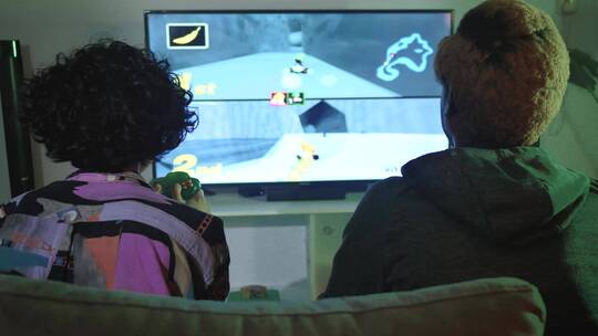两个年轻人在玩电子游戏