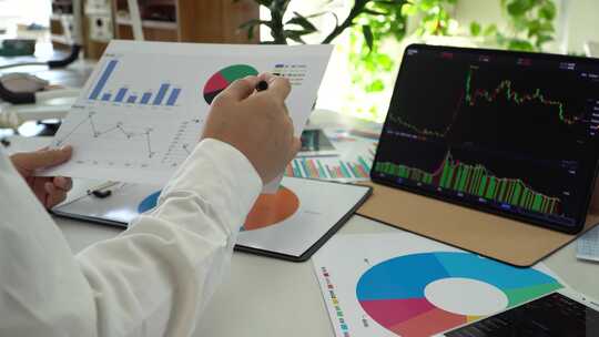 财报审计人员正在分析统计数据报表