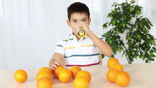 在喝橙汁的男孩视频素材模板下载