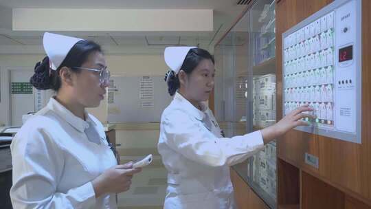 护士核查床位患者情况