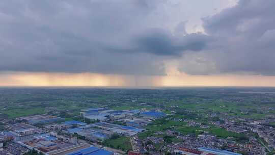 航拍平原地区局部下雨暴雨雨幕夕阳乌云