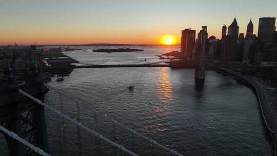 航拍纽约曼哈顿大桥哈德逊河日落城市天际线