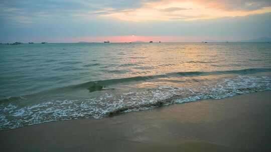 海南三亚湾海水浴场傍晚沙滩夕阳海浪