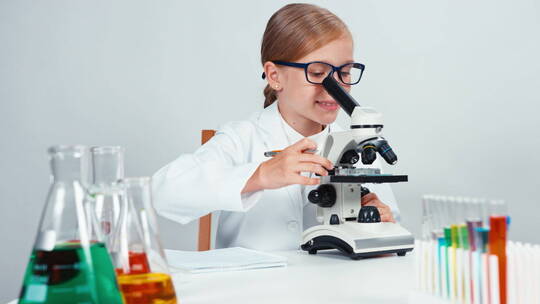女孩观察显微镜视频素材模板下载