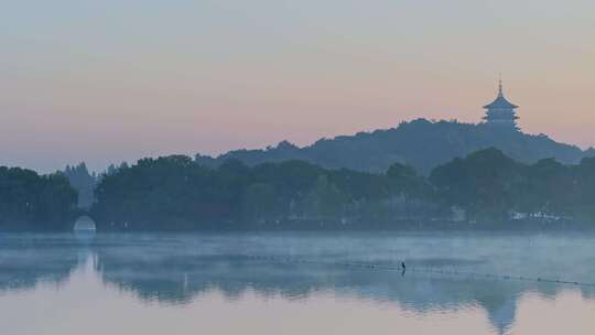 杭州西湖清晨湖面雾气