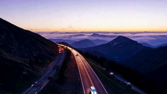 山间公路车辆行驶的黄昏美景