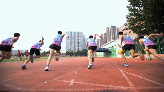 中学生田径训练起跑缓慢拍摄