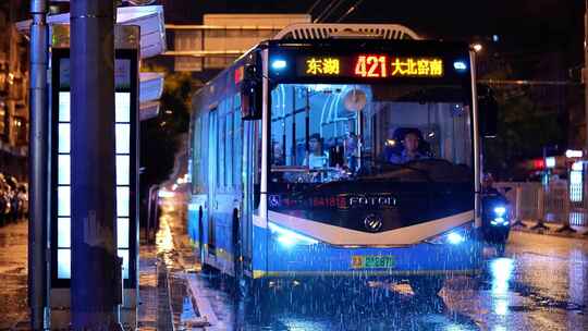 雨夜路灯行人伤感夜晚城市下雨