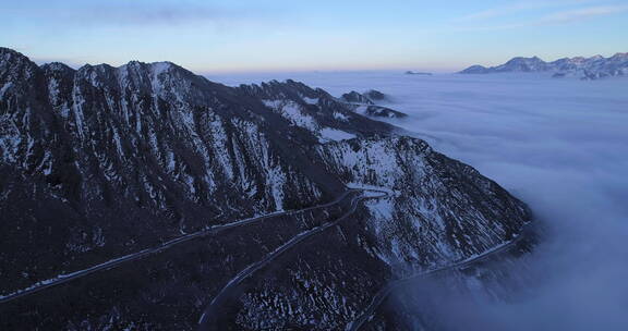 四川巴郎山的雪山云海航拍自然风景