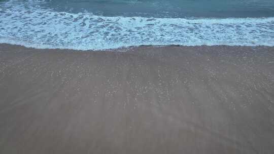 航拍东南亚泰国普吉岛海浪冲刷沙滩特写镜头