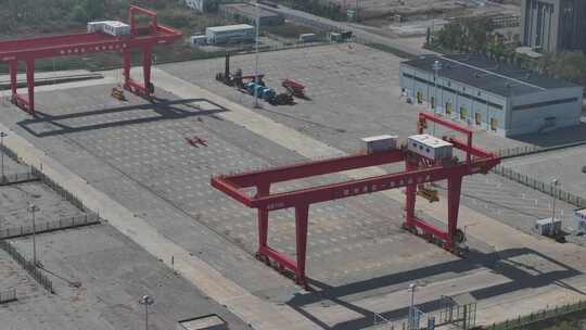 4K航拍鄂州地标三江港货运码头整齐的港机