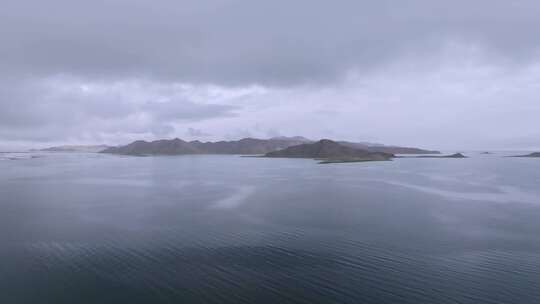 航拍西藏阿里地区阴雨天的班公湖