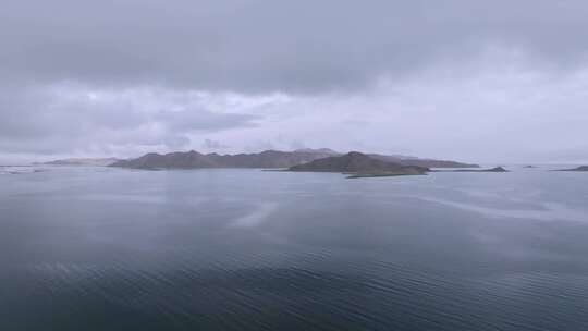 航拍西藏阿里地区阴雨天的班公湖视频素材模板下载