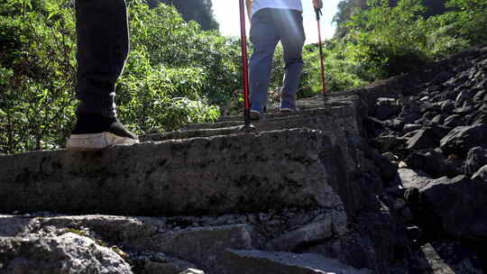 两名户外爱好者在登山