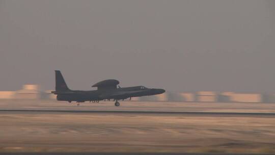 一架美国空军U2间谍侦察机起飞视频素材模板下载