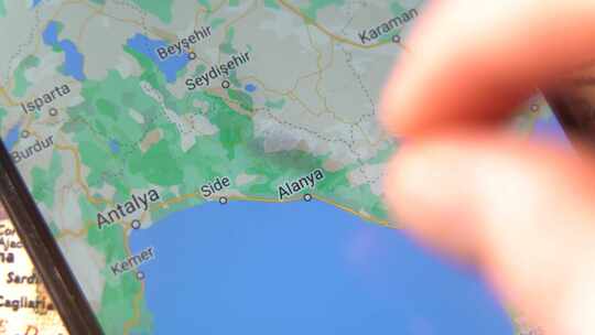 土耳其阿拉尼亚，智能手机上显示的数字地图上的位置。放大地图4K
