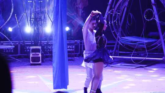 舞台上男女舞者双人舞蹈