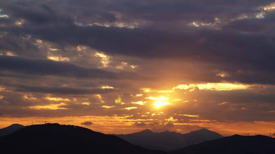 群山日落延时唯美夕阳黄昏云朵乡村傍晚天空