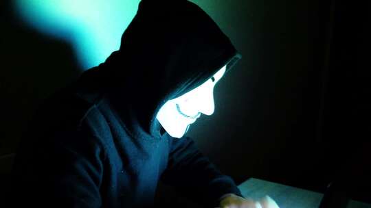 黑客在攻击敲打键盘视频素材
