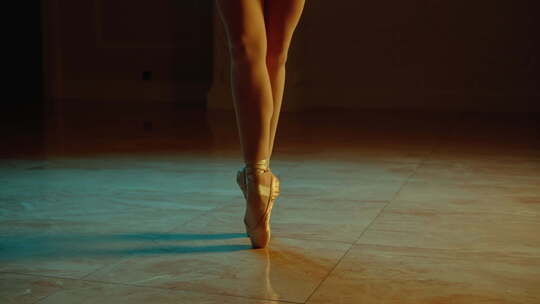 芭蕾舞演员脚尖点地的电影镜头