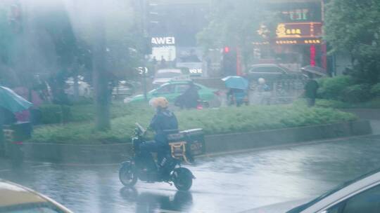 下雨城市行人暴雨大雨下雨城市行人暴雨大雨