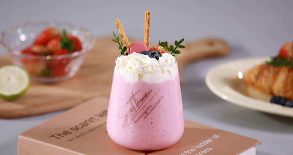 草莓冰沙水果酸奶牛奶早餐健康酸奶红色